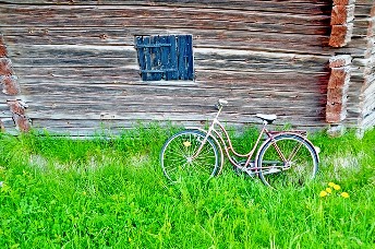 Fahrrad an schwedischem Haus